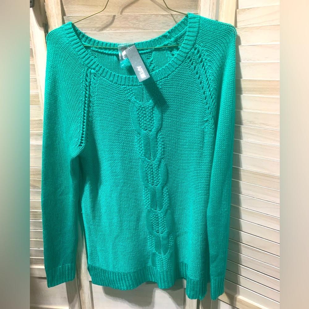 NWT WOMENS SWEATER